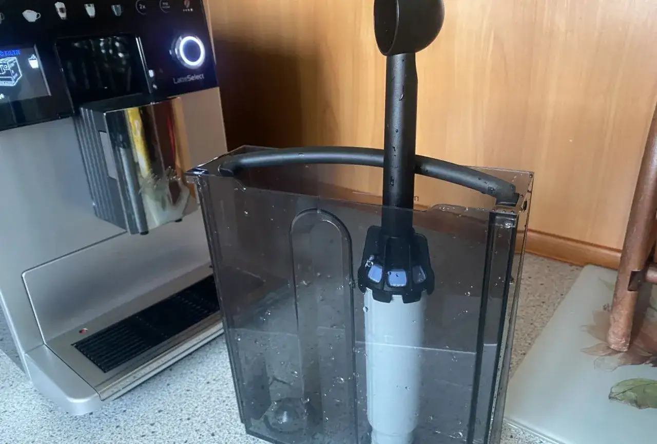 Zbiornik na wodę ekspresu DeLonghi z rurką, gotowy do procedury jak odpowietrzyć ekspres delonghi.