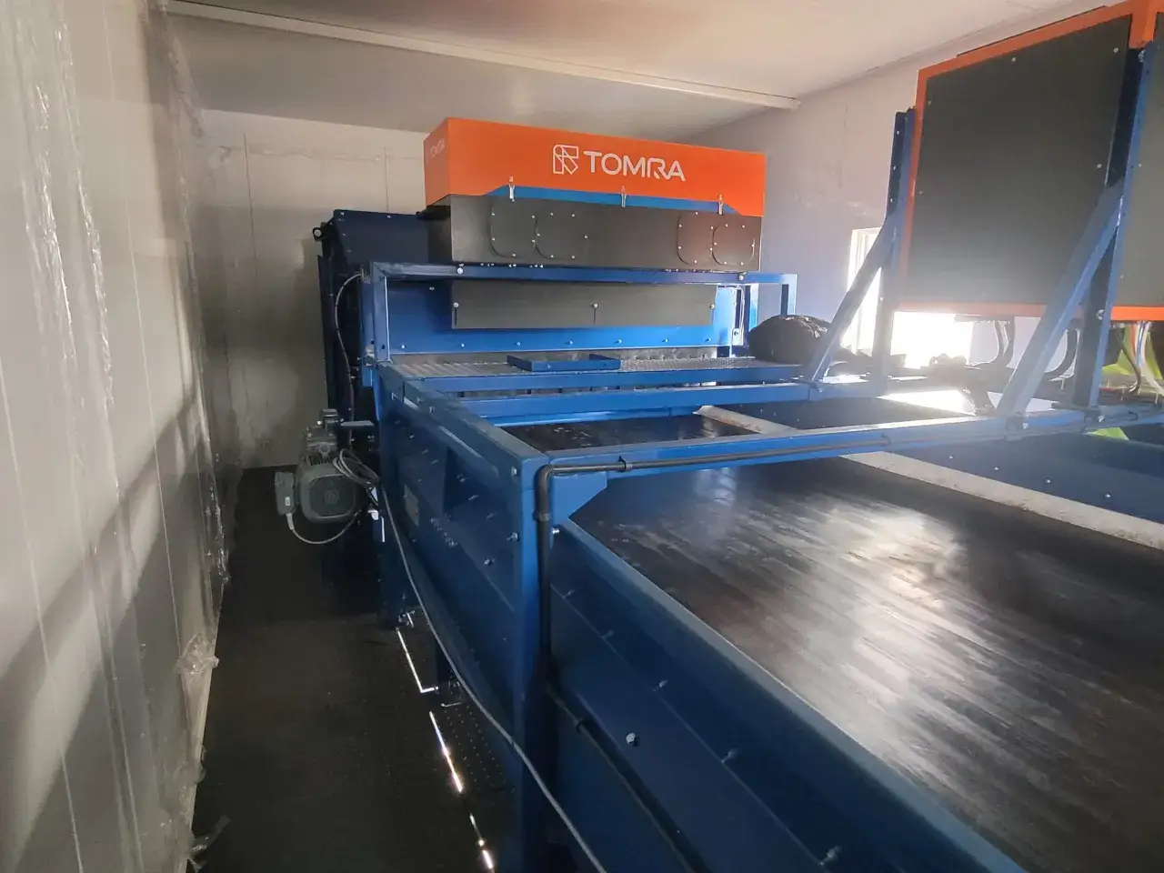 Maszyna TOMRA do sortowania odpad&oacute;w. Ciekawe ciekawostki o recyklingu pokazują, jak zaawansowana jest technologia w tej dziedzinie.