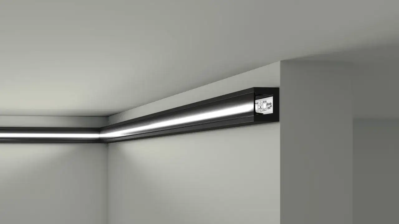 Nowa odsłona wnętrza: po co pasek pod sufitem? Eleganckie oświetlenie LED w czarnej ramie tworzy subtelny blask, podkreślając nowoczesny design.