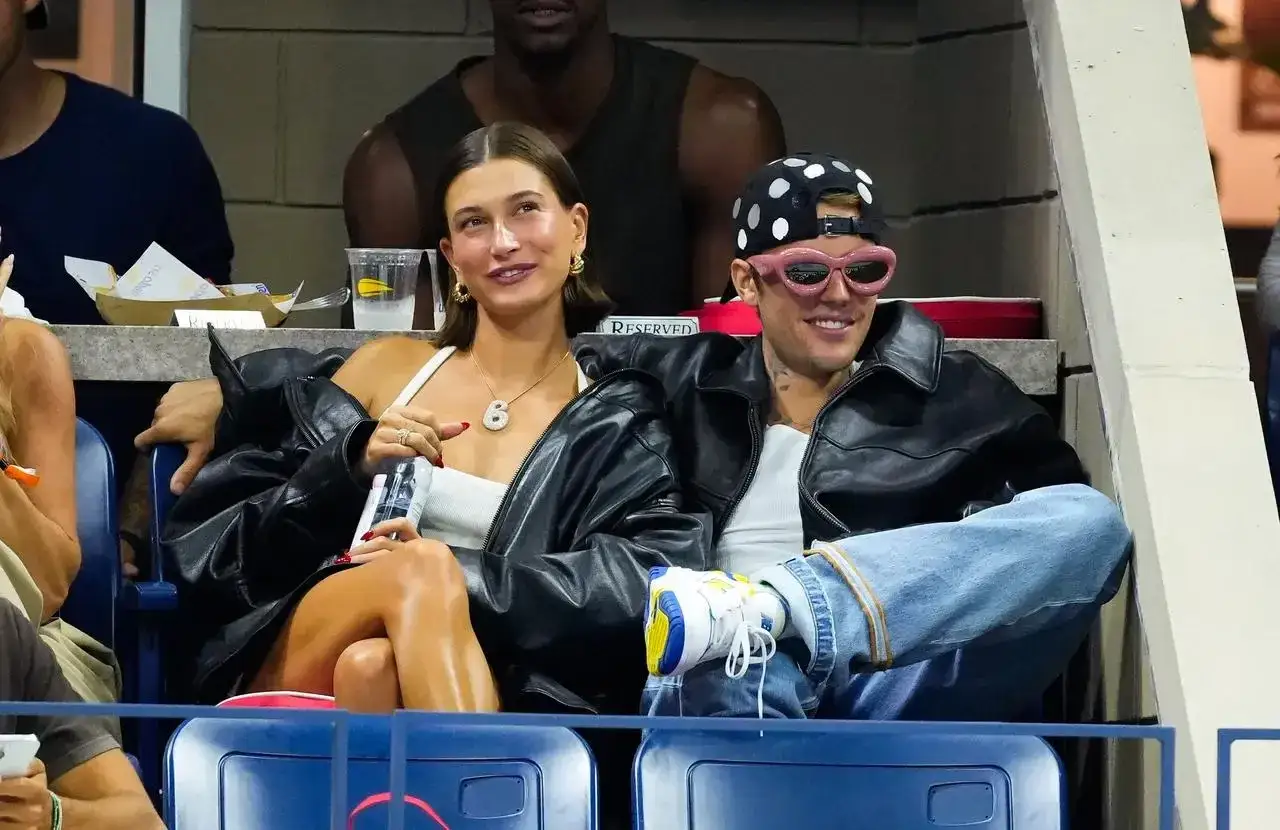 Hailey i Justin Bieber, kiedy justin bieber ma urodziny, siedzą razem, uśmiechając się i ciesząc się wydarzeniem.