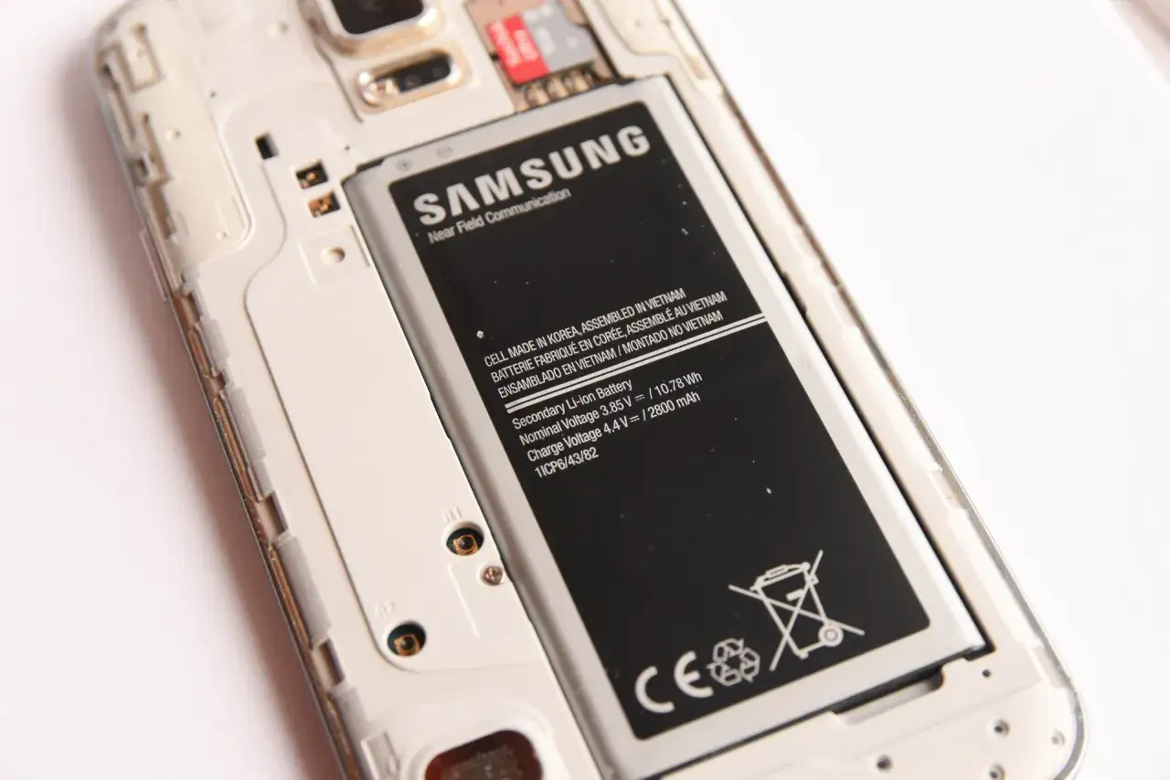 Wyjęta bateria Samsung z telefonu. Taka elektronika w bagażu rejestrowanym może budzić wątpliwości.