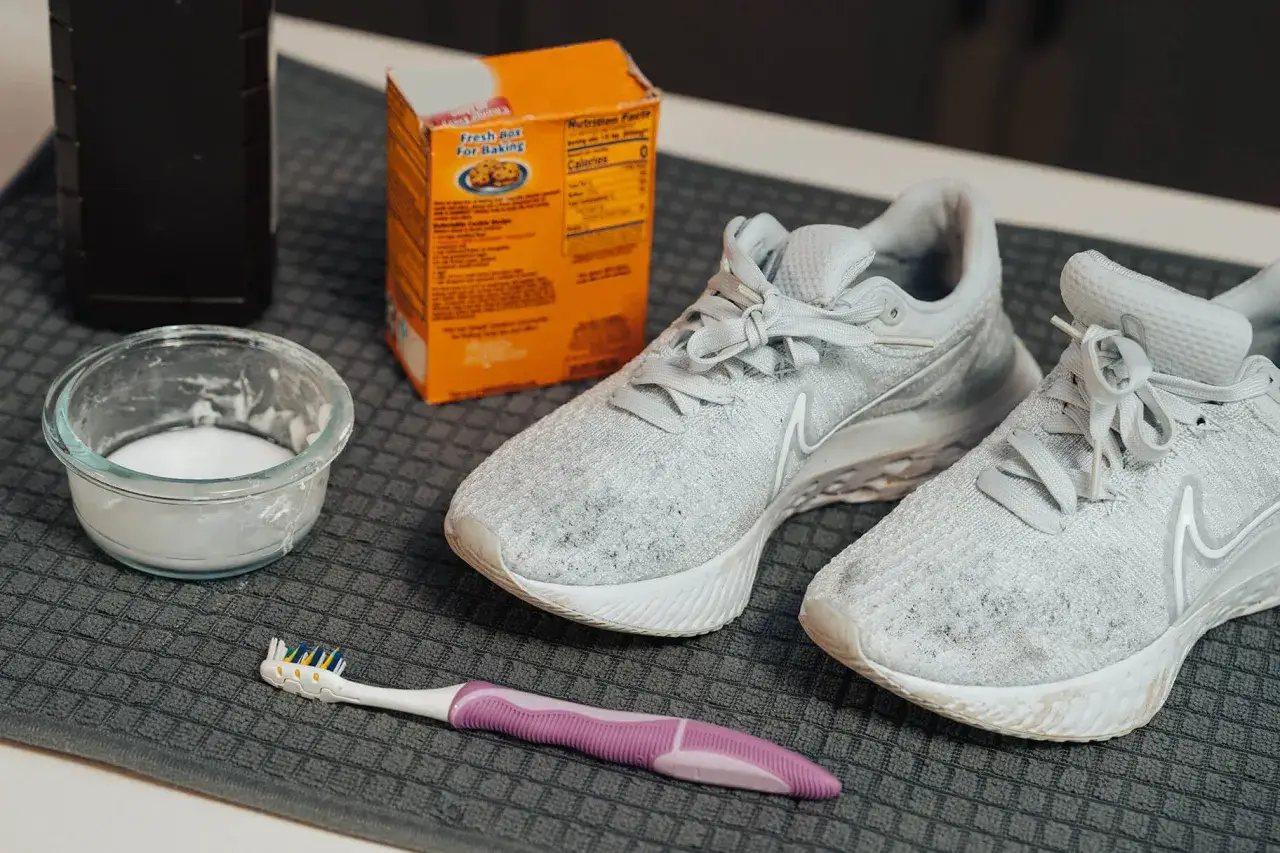 Jak czyścić buty Nike? Soda oczyszczona, szczoteczka i butelka z płynem to wszystko, czego potrzebujesz, by przywrócić im blask.