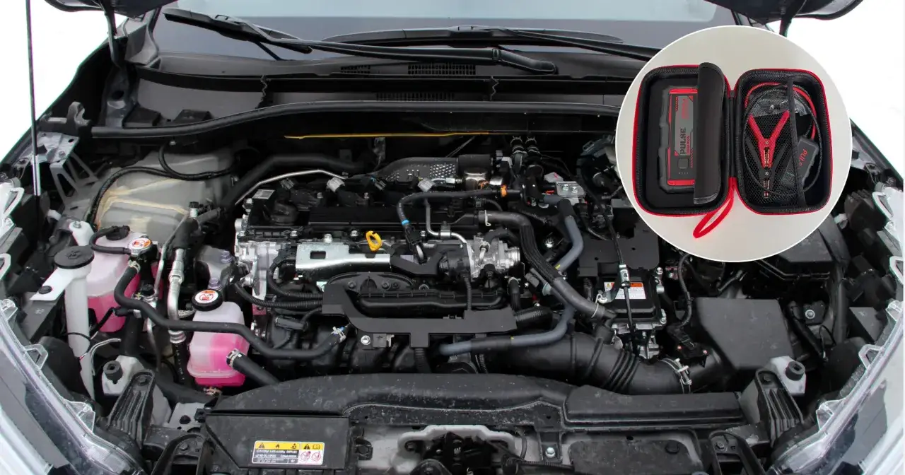 Silnik Toyoty Yaris Hybrid. Akumulator rozruchowy w etui obok.