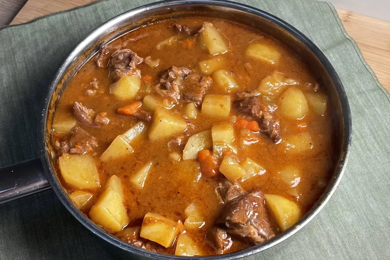 Un invitante spezzatino con patate, un classico profumato che ricorda la ricetta della nonna, servito in una pentola.