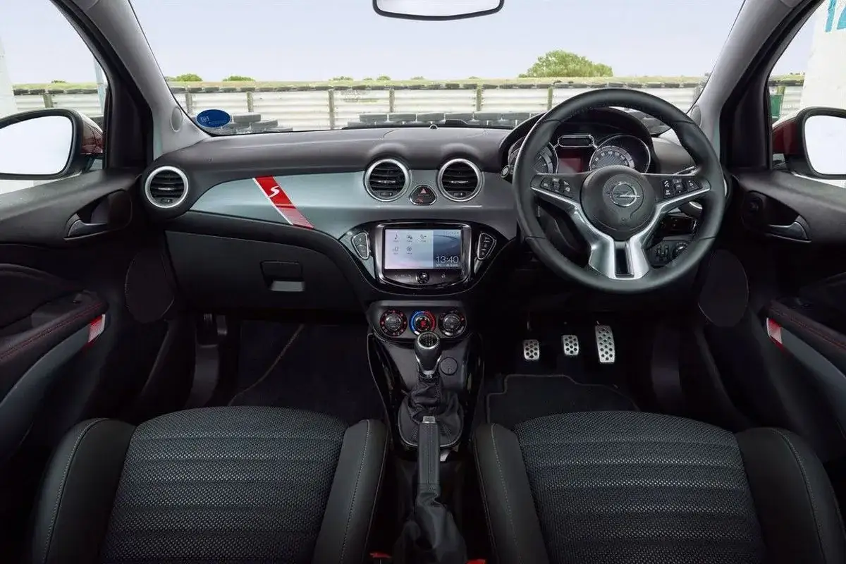 Interi&ouml;r i en Opel Adam med sportiga detaljer, ratt, instrumentpanel och mittkonsol.