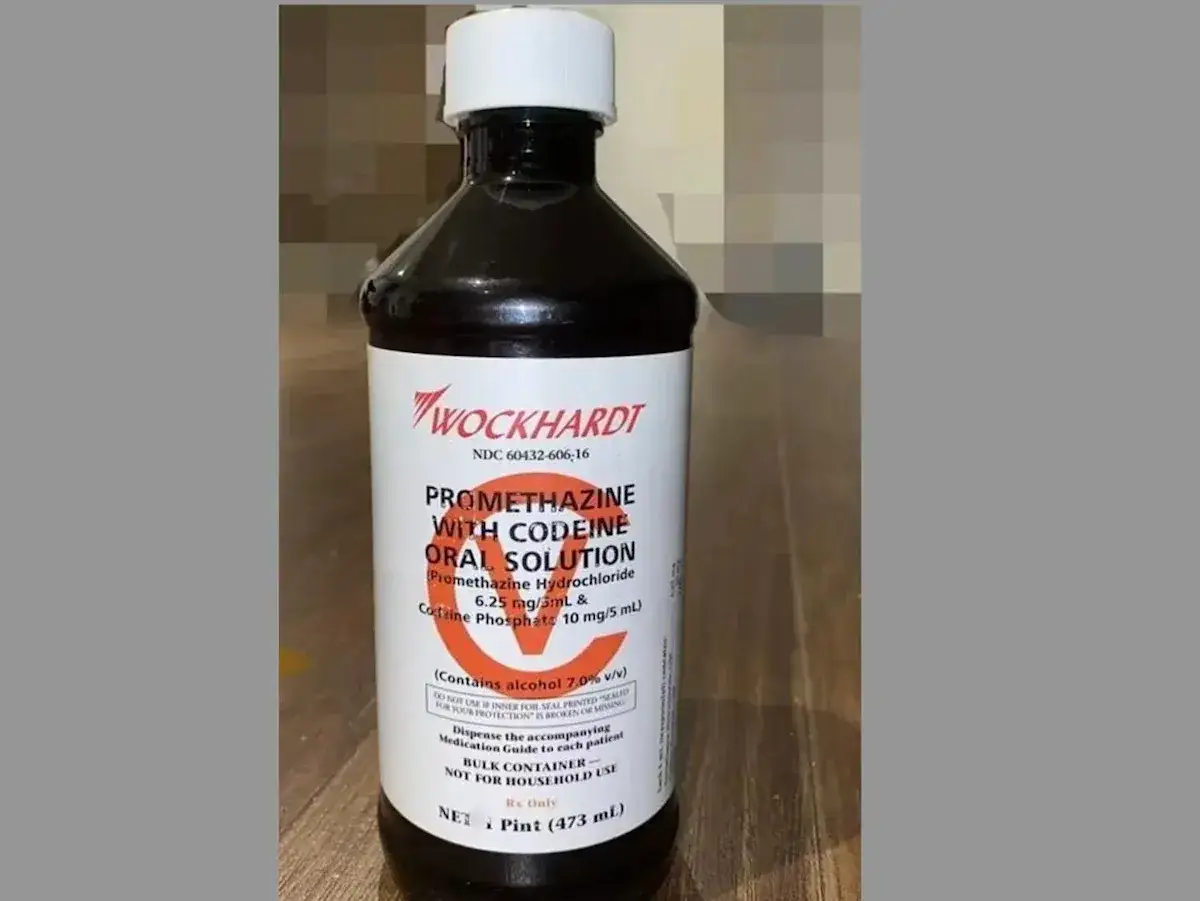 Butelka syropu diphergan z promethazyną i kodeiną.