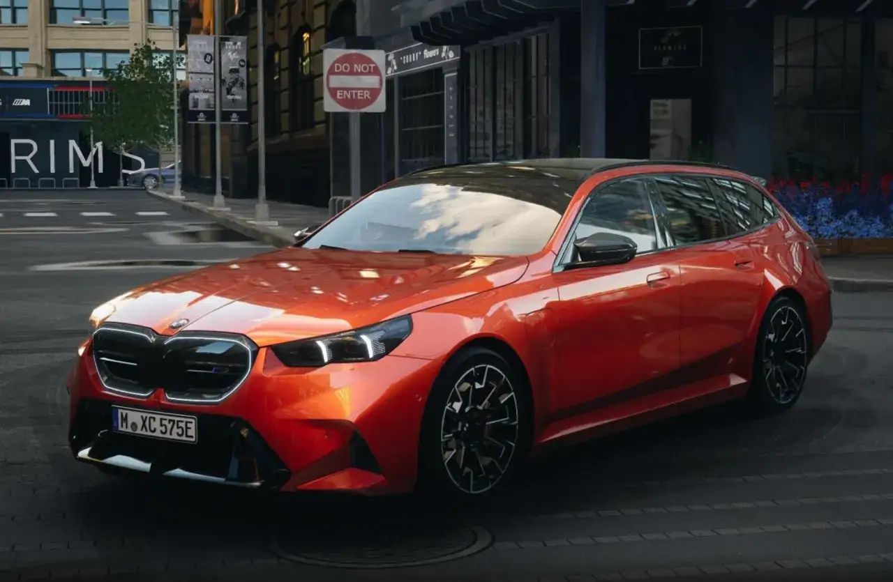 Orangefarbener BMW M5 Touring auf st&auml;dtischer Stra&szlig;e. Die BMW M5 Farben sind leuchtend und auff&auml;llig.