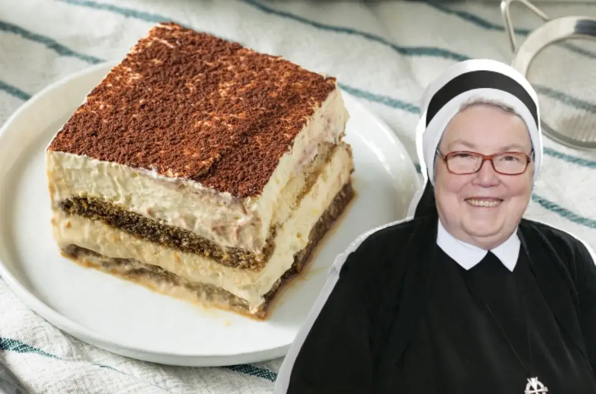 Pyszne ciasto Marysieńka Siostry Anastazji, kremowe i posypane kakao, obok uśmiechniętej zakonnicy.