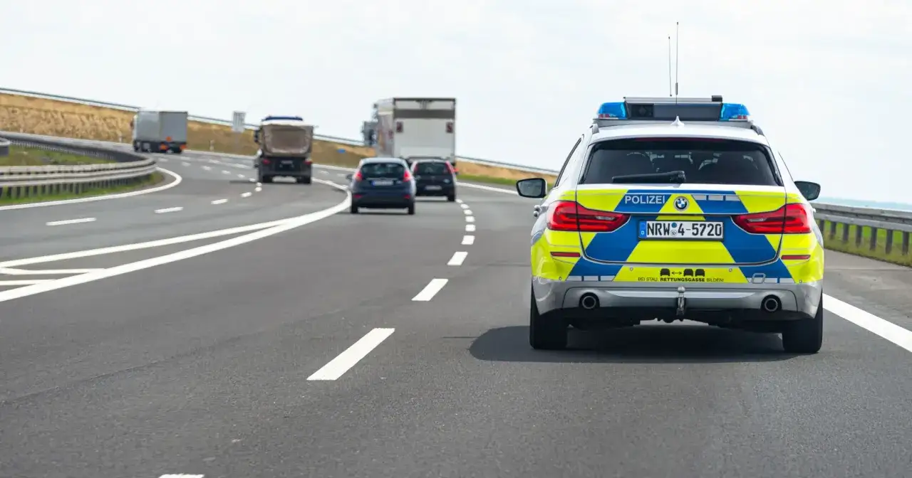 Niemieckie autostrady bez limitu prędkości. Policja patroluje drogę, gdzie inne pojazdy jadą swobodnie.