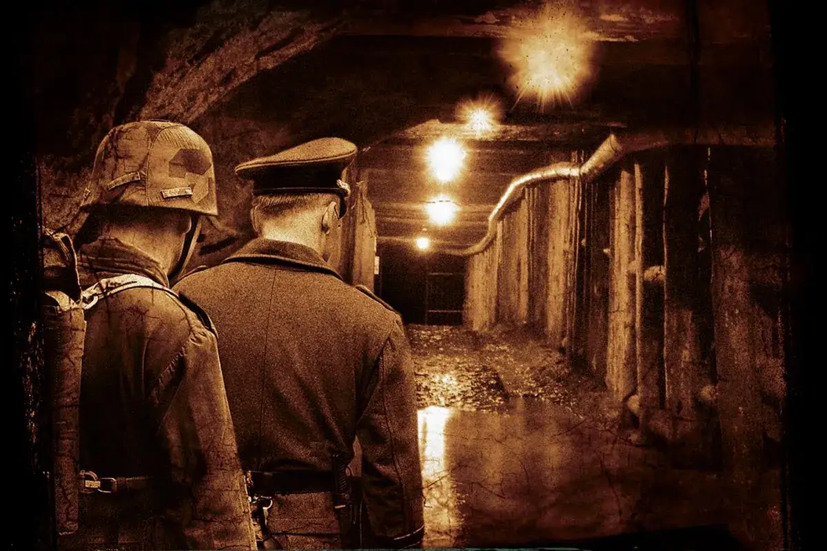 Dwóch żołnierzy w tunelu, być może poszukujących skarbów Gór Sowich.