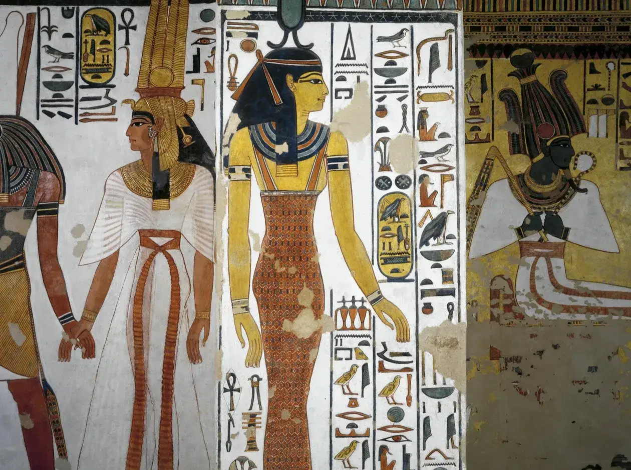 Detalle de la tumba de Nefertari con figuras divinas y jerogl&iacute;ficos.