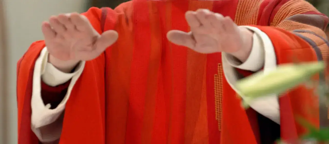 H&auml;nde eines Geistlichen in liturgischer Kleidung, die den aaronitischen Segen spenden.