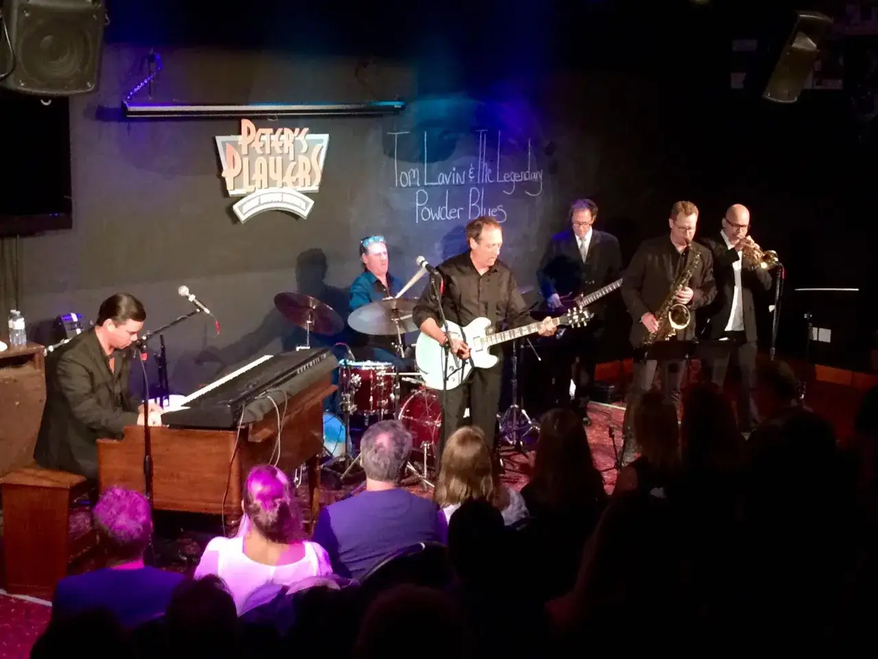 Zespół Tom Lavin & The Legendary Powder Blues gra największe hity bluesowe na żywo.