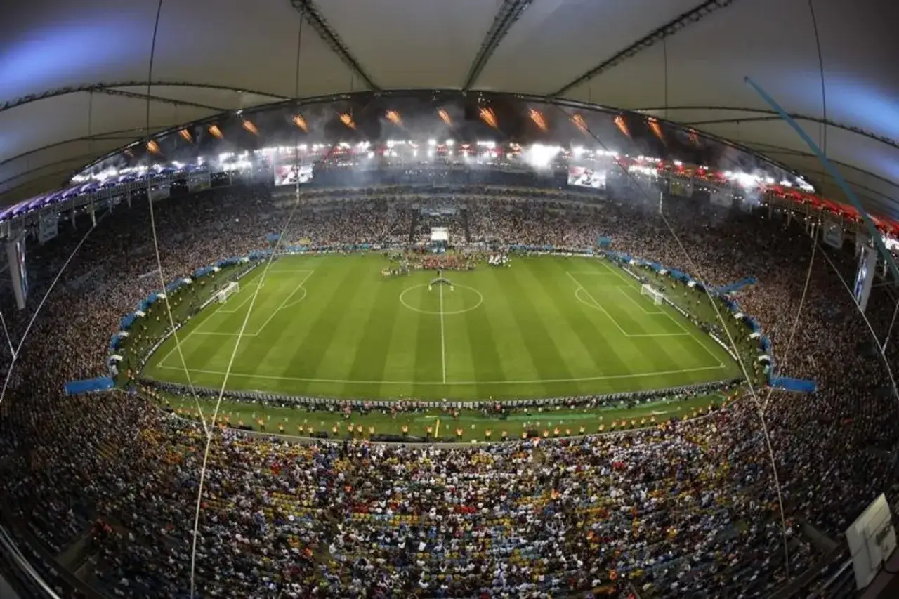 Stadion Maracana wypełniony po brzegi, jego ogromna pojemność robi wrażenie. Tysiące kibiców na trybunach, zielona murawa i światła tworzą niesamowitą atmosferę.
