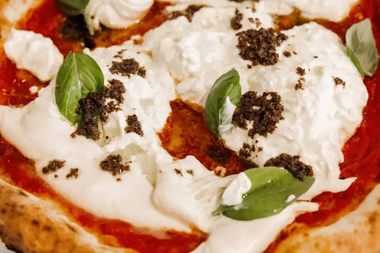 Eine k&ouml;stliche Fior di Latte Pizza mit cremiger Mozzarella, Tomatensauce und frischem Basilikum.