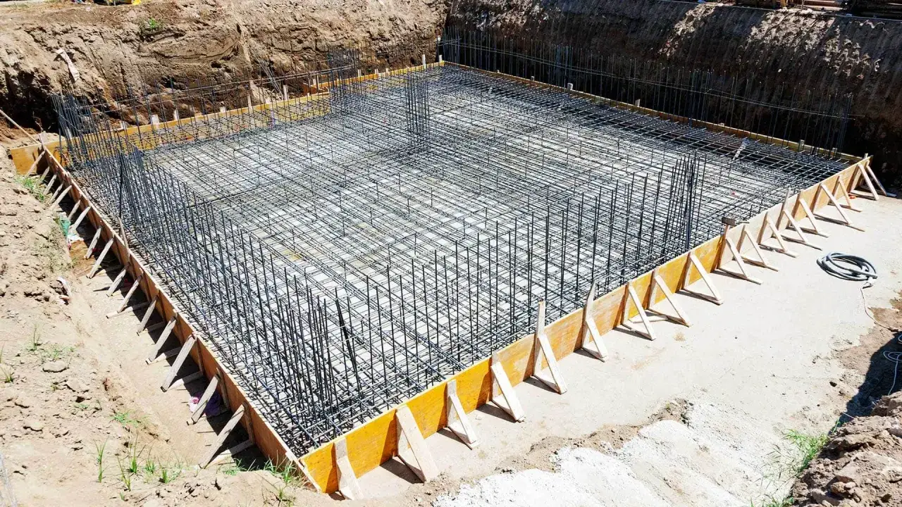 Siatka zbrojeniowa na fundamenty, gotowa do zalania betonem. Solidne wykonanie zapewnia trwałość konstrukcji.