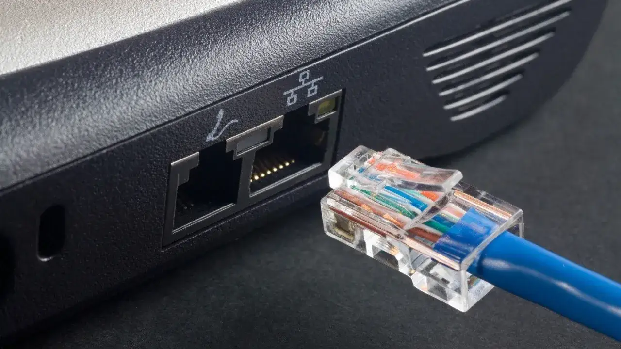 Kabel ethernet nie działa, wtyczka RJ45 jest blisko portu.