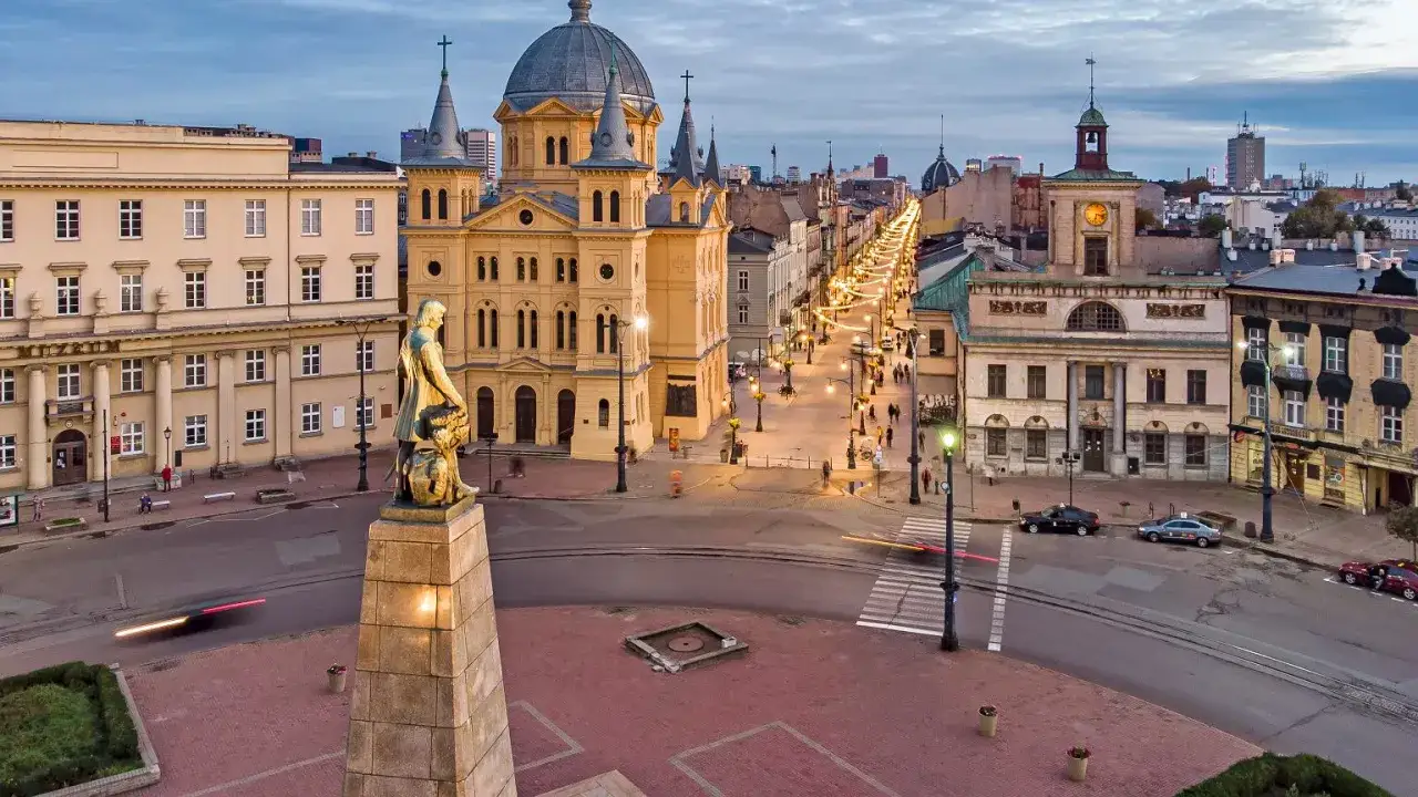 Łódź: pomnik, iluminowana ulica Piotrkowska i zabytkowe kamienice. Idealne na ciekawe miejsca w Polsce na jednodniowy wypad.