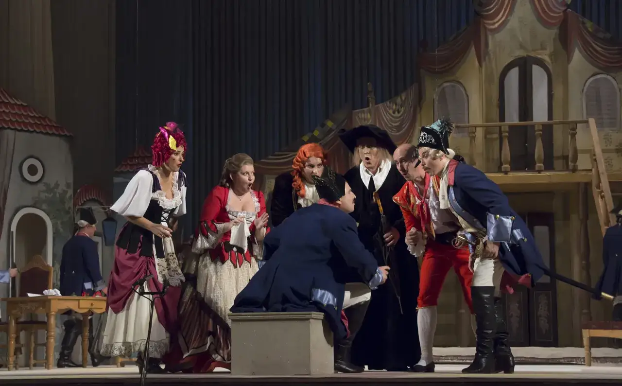 Actores en escena, con vestuarios de &eacute;poca, recrean una escena de las &oacute;peras de Rossini.