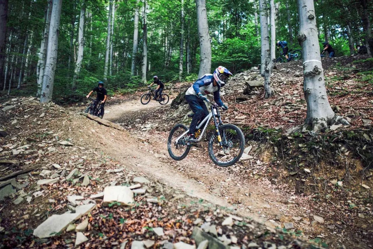 Zjazd rowerowy w lesie, jeden z najlepszych bike parków w Polsce.