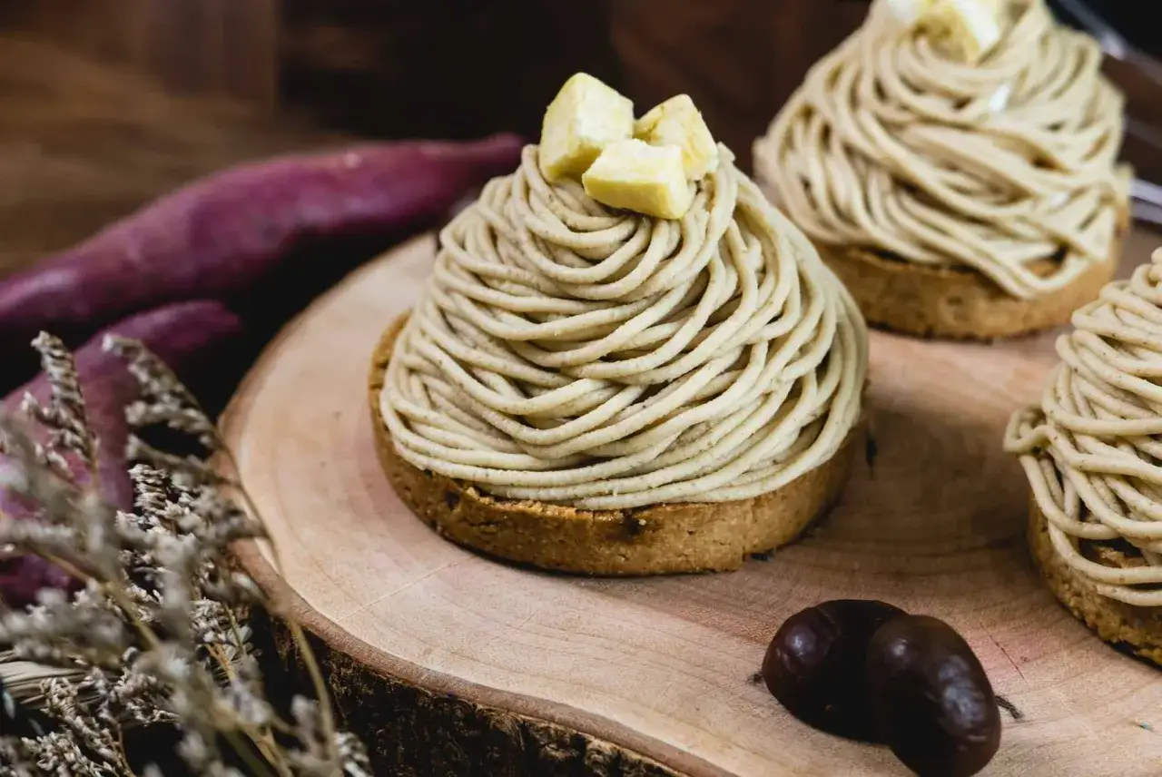 Mont-blanc aux marrons, une montagne de crème légère comme du blanc en neige, garnie de dés de châtaignes.
