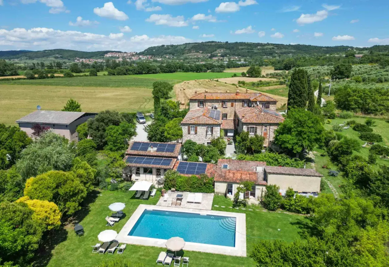 Agriturismo con piscina nel cuore della Val d'Orcia, ideale per un itinerario toscano tra colline e borghi.