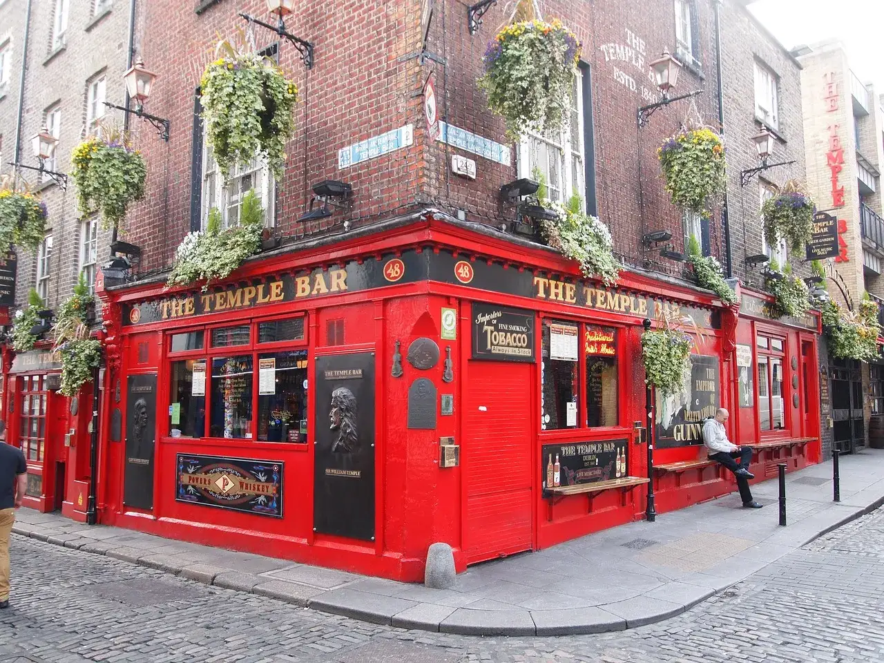 Il Temple Bar, iconico locale rosso a Dublino, &egrave; un ottimo posto dove dormire a Dublino, con musica tradizionale e un'atmosfera vivace.