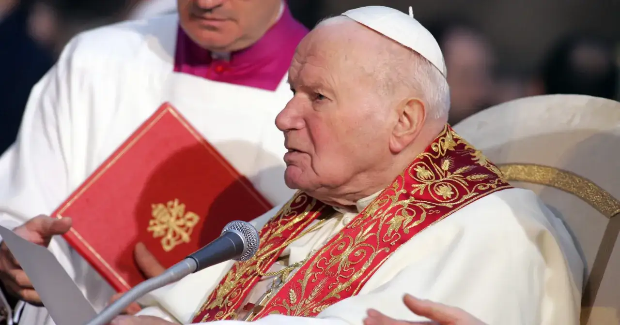 Papież Jan Paweł II, do kogo się modlić o zdrowie, przemawia do wiernych.