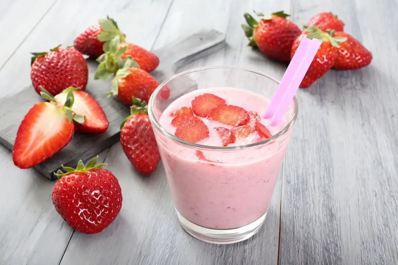 Koktajl truskawkowy składniki i blender