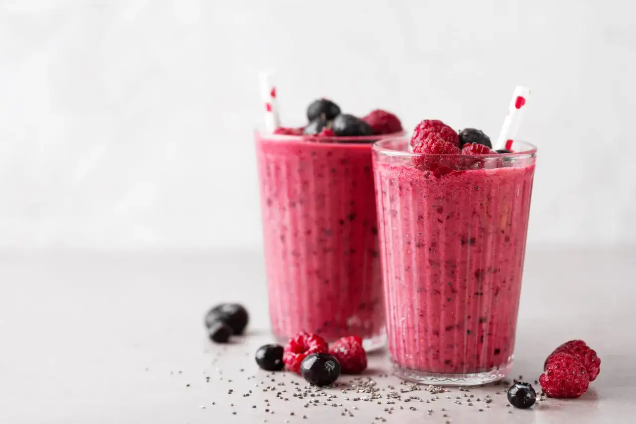 Dwa pyszne smoothie z malinami i borówkami, idealne, gdy zastanawiasz się, co zrobić z mrożonych malin.