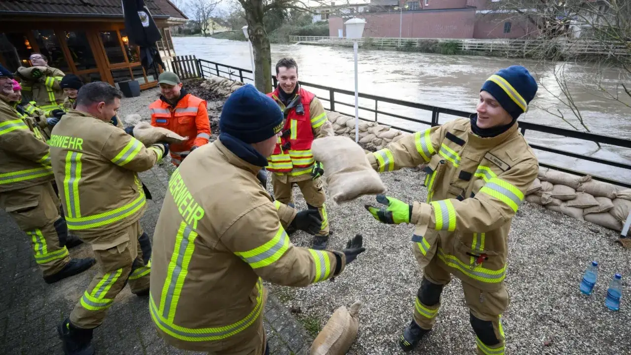 Feuerwehrleute in Niedersachsen bauen Sandsackbarrieren gegen Hochwasser. Das Feuerwehrgesetz Niedersachsen regelt solche Eins&auml;tze.