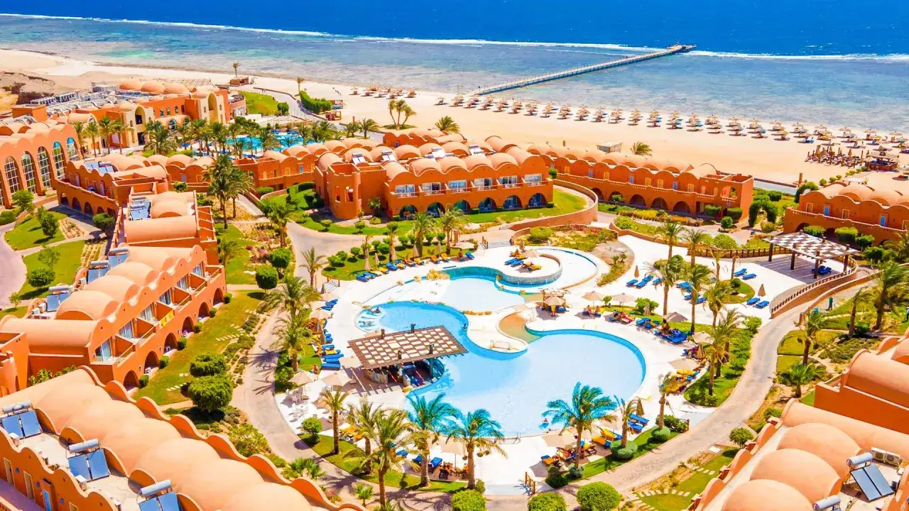 Idealne miejsce, by zastanowić się, gdzie na all inclusive w maju. Luksusowy hotel z basenami i plażą.