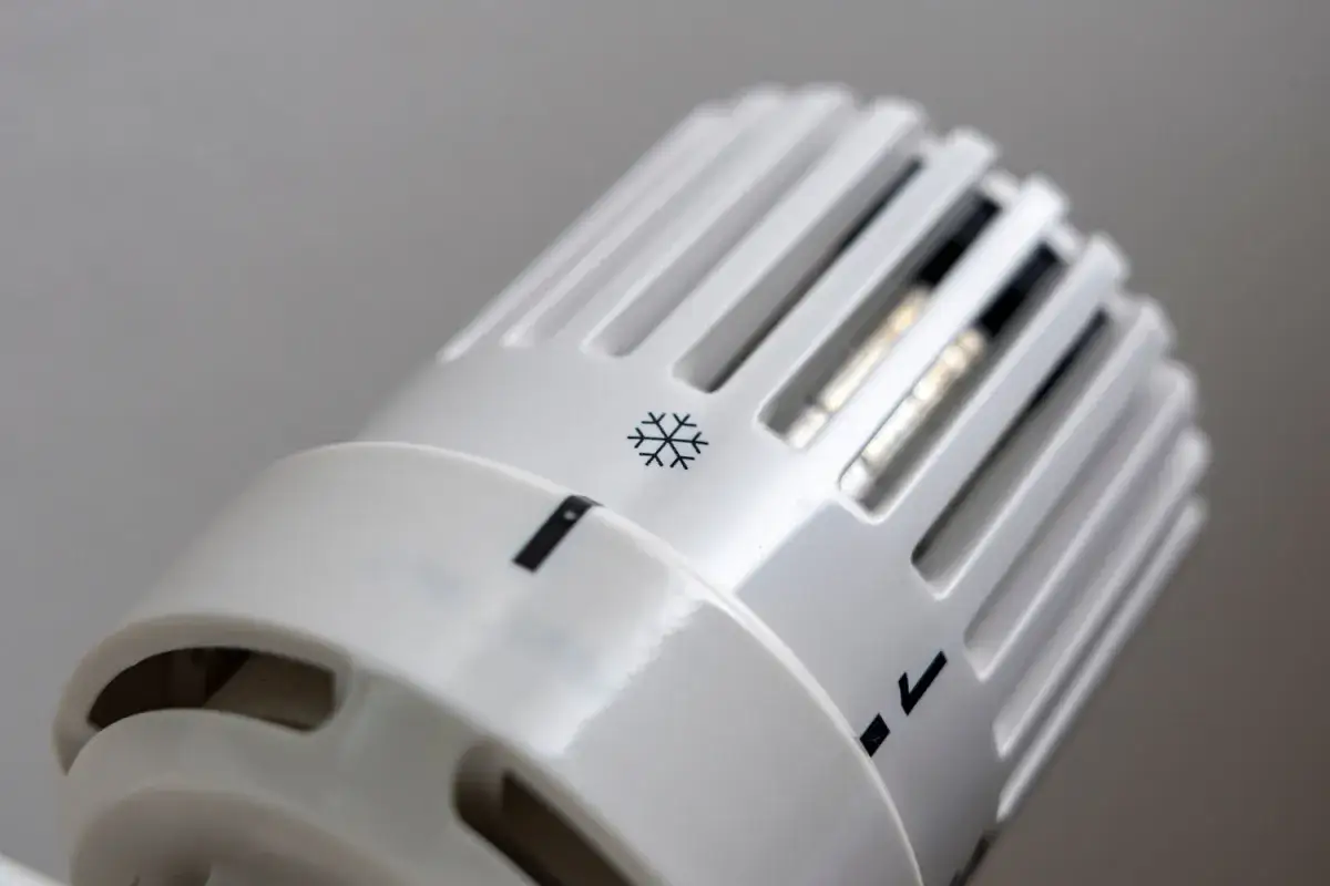 Thermostat de radiateur électrique réglé sur la température hors gel. Symbole flocon de neige visible.