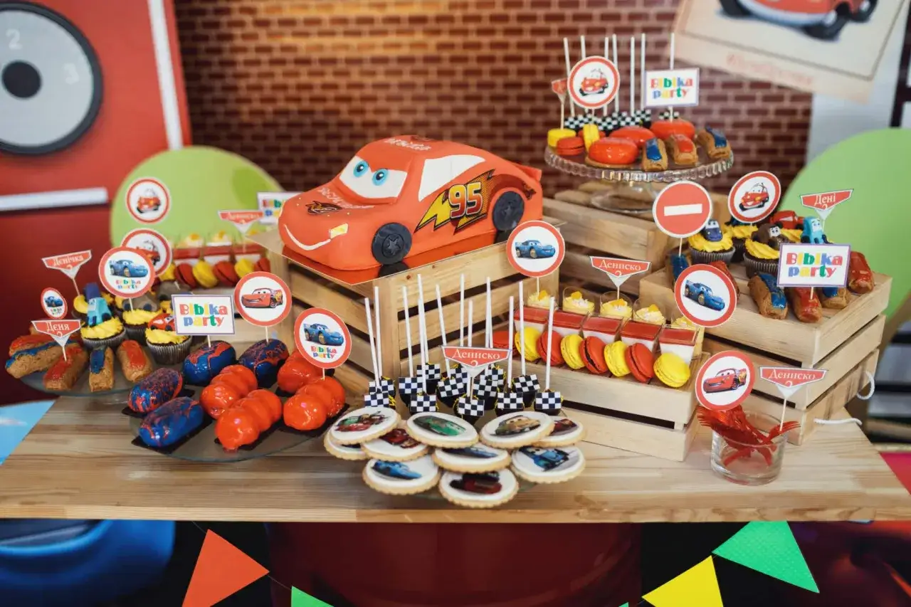 Un delicioso ramo de chuches casero con tem&aacute;tica de Cars, lleno de galletas decoradas, cupcakes y dulces con forma de coche. &iexcl;Perfecto para una fiesta!