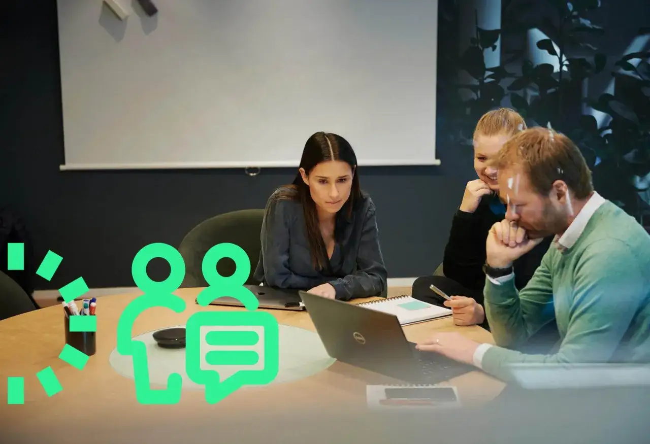 Mötesdeltagare diskuterar, vilket symboliserar delaktighet och inflytande i arbetet.