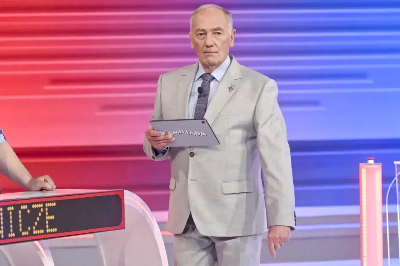 Prowadzący Familiadę trzyma tablet z napisem