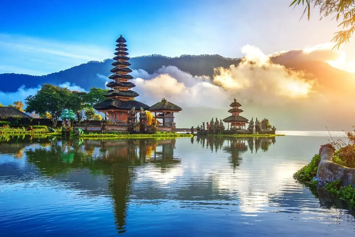 Piękny widok na świątynię Pura Ulun Danu Bratan na Bali. Woda odbija architekturę, tworząc magiczną atmosferę. Niezapomniane bali atrakcje.