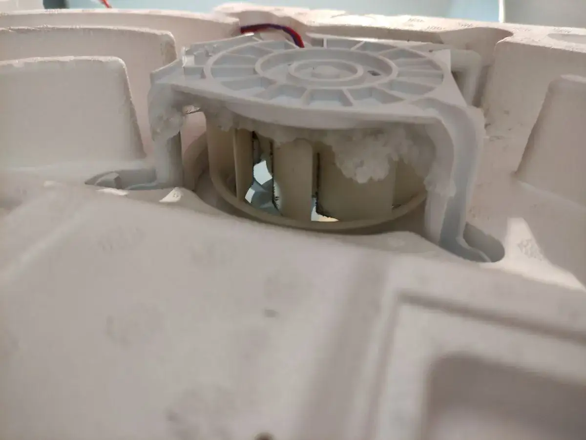 Zaszroniony wentylator w zamrażarce Whirlpool. Lodówka nie chłodzi, mimo że zamrażarka działa.