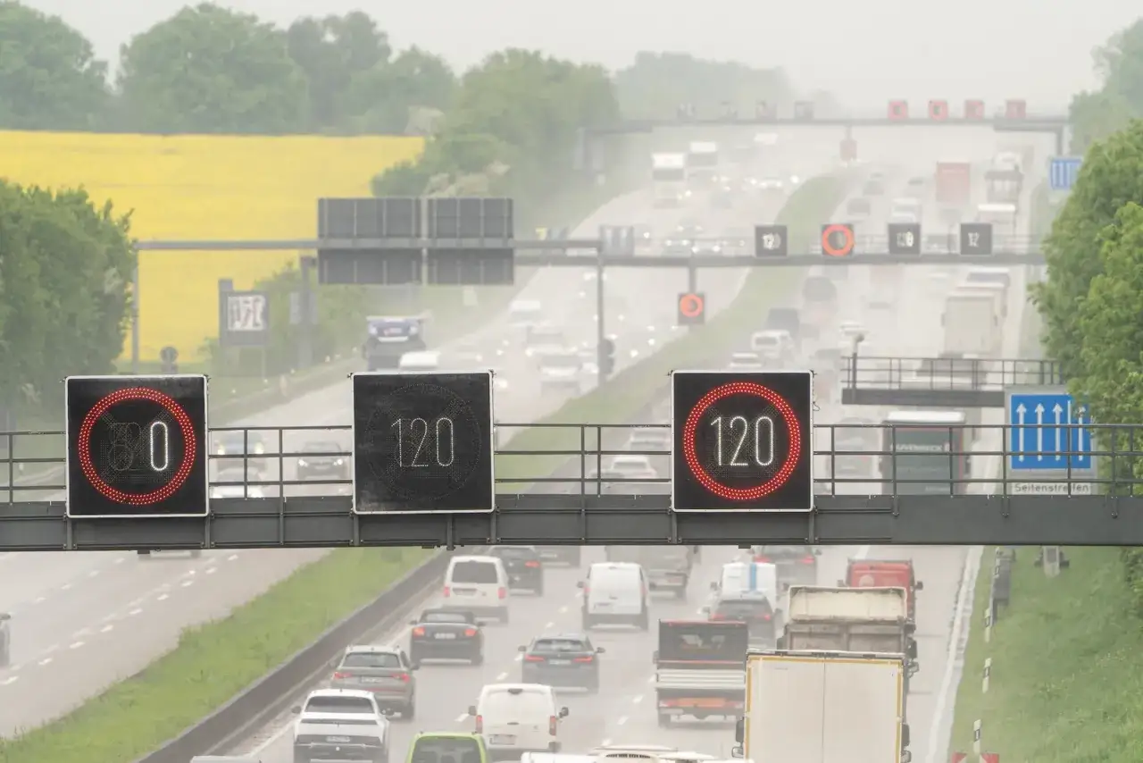Znaki drogowe pokazują, ile można jechać ciężarówką poza terenem zabudowanym: 80 i 120 km/h. Ruch na autostradzie w deszczu.