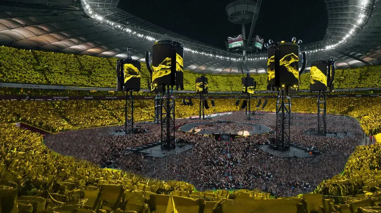 Koncert Metallica w Warszawie. Tysiące fanów w żółtych barwach tworzą niesamowity widok na stadionie.