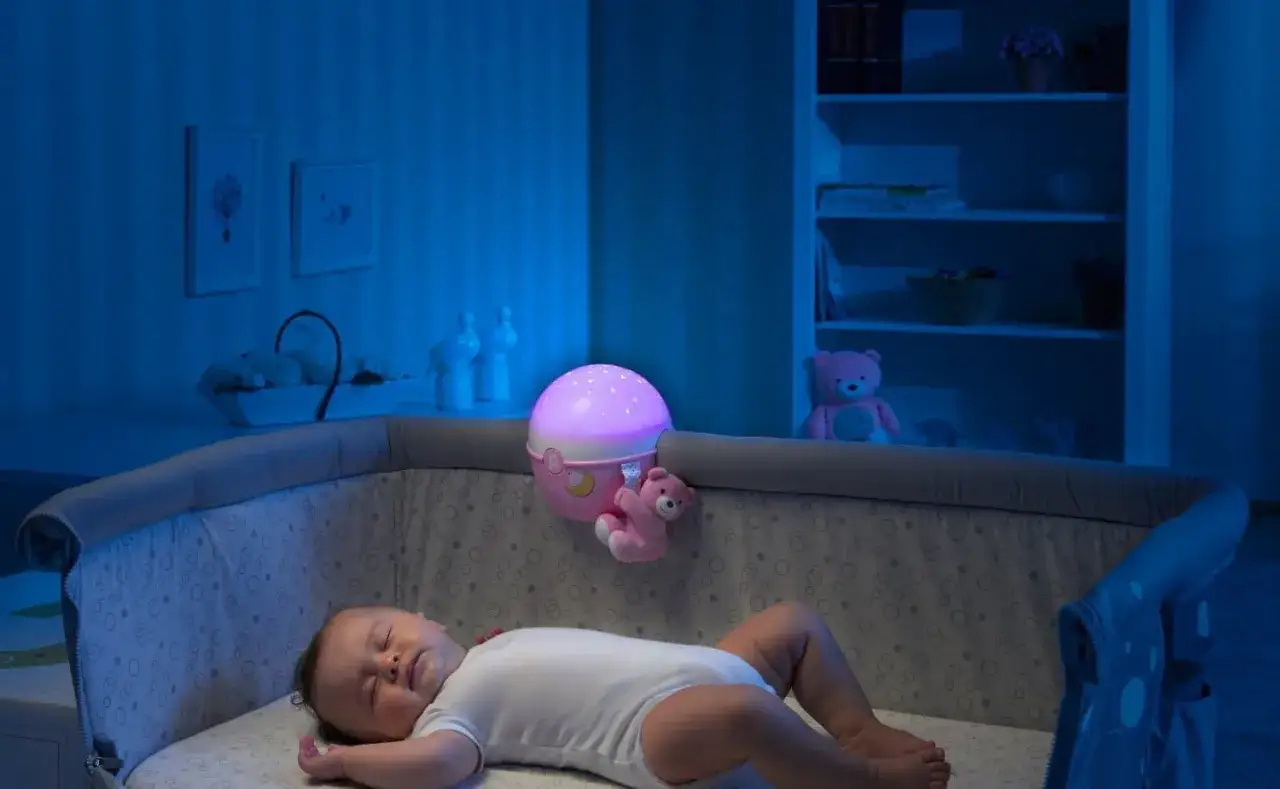 Un beb&eacute; de 1 mes duerme pl&aacute;cidamente en su cuna, con un proyector de estrellas que ilumina suavemente la habitaci&oacute;n. &iexcl;Un sue&ntilde;o tranquilo para toda la noche!