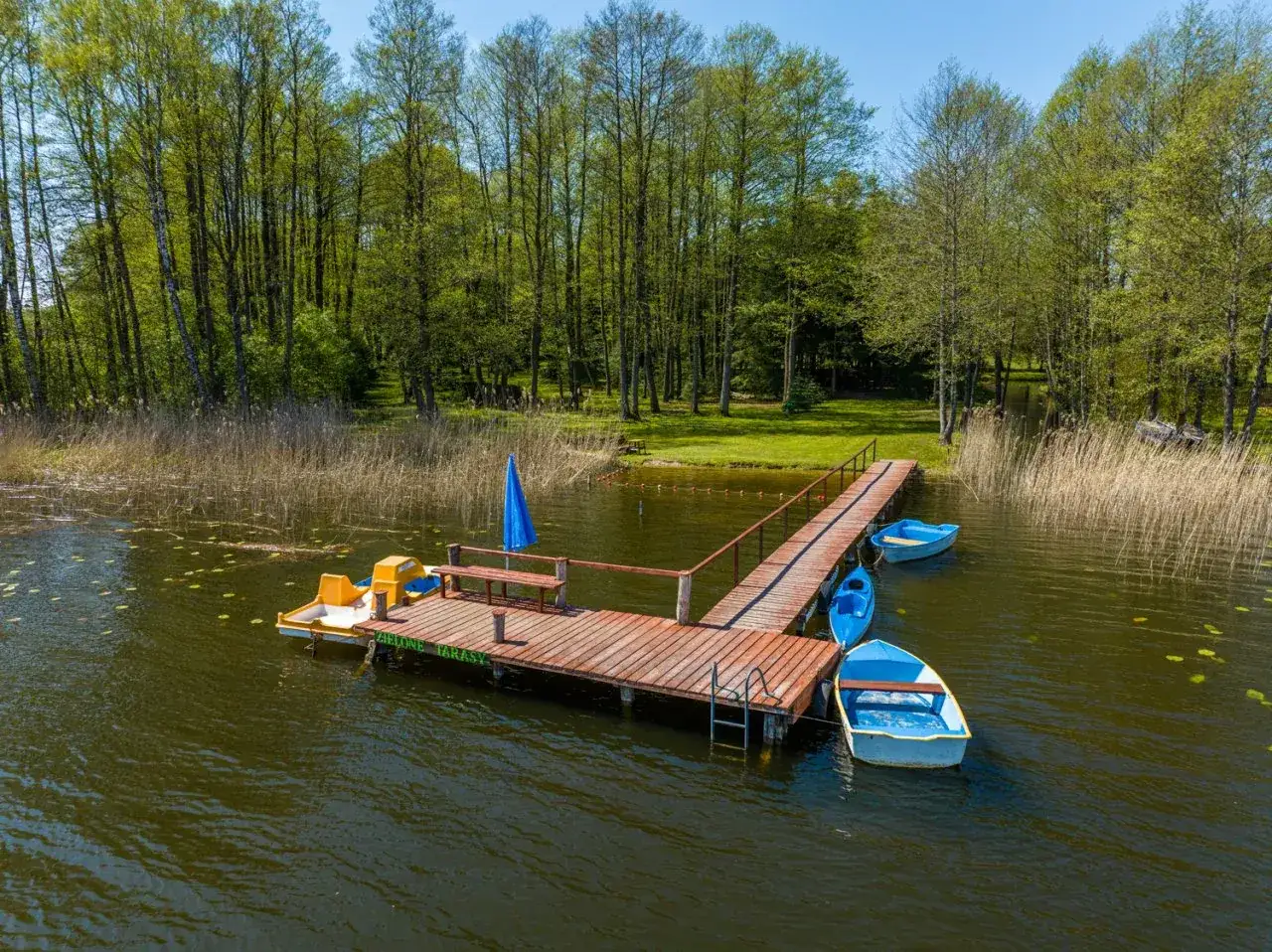Malownicze Mazury jezioro wschód słońca wędkarstwo