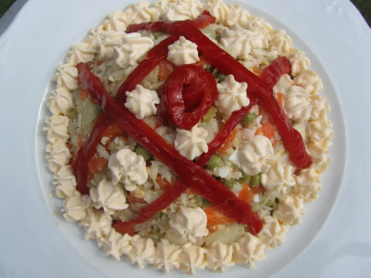 Ensaladilla rusa Thermomix, decorada con pimientos rojos y mayonesa en forma de estrella.