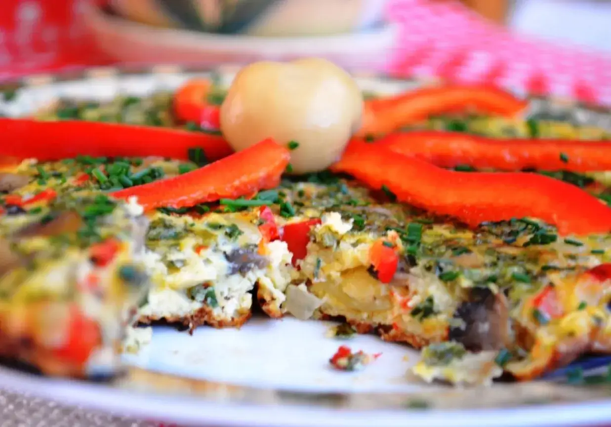 Kolorowy omlet z papryką i ziołami, idealny przykład, jak się robi omlet dietetyczny.