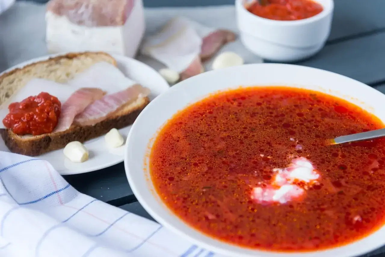 Zupa z jogurtem naturalnym, chleb ze smalcem i czosnkiem. Czy można zabielić zupę jogurtem naturalnym? Tak, wygląda pysznie!