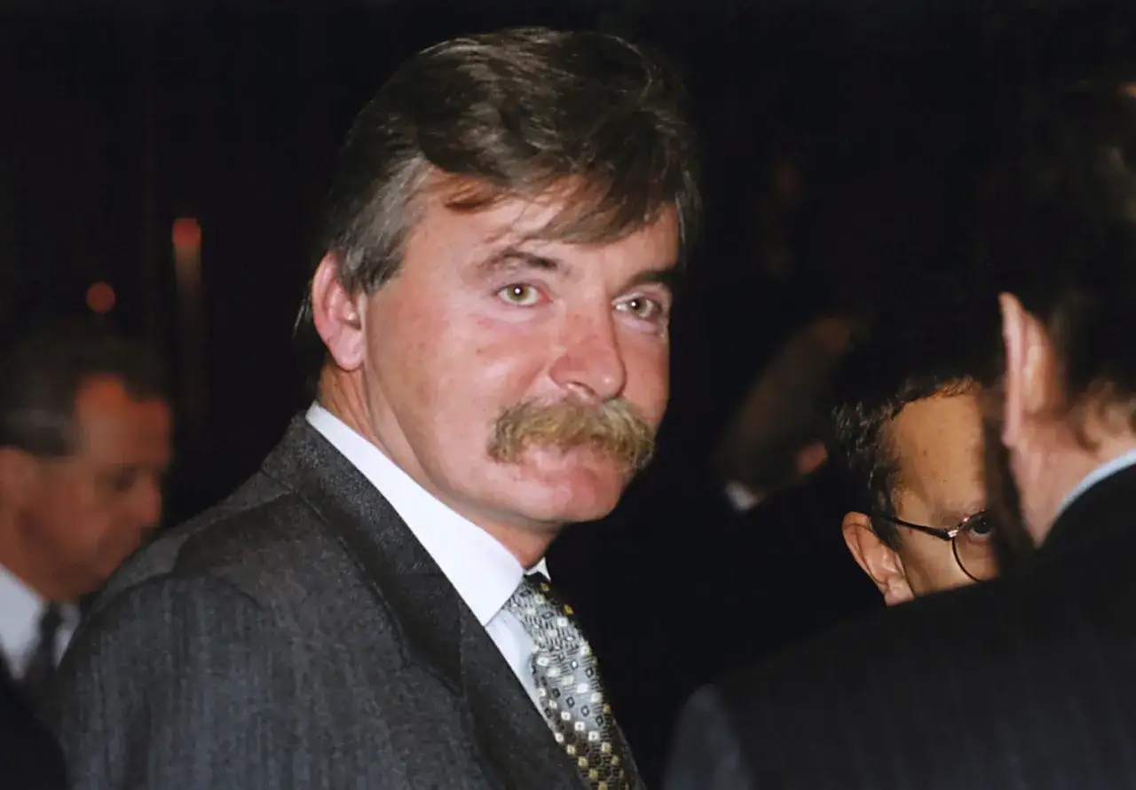 Mężczyzna z wąsami, który mógł prowadzić Koło Fortuny w latach 90.
