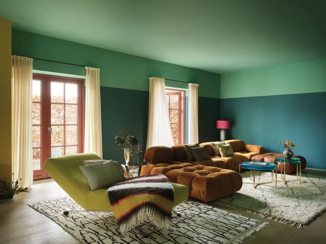 Salon aux murs bicolores vert et bleu, avec un plafond vert clair. Une astuce pour comment donner de la hauteur à un plafond bas.