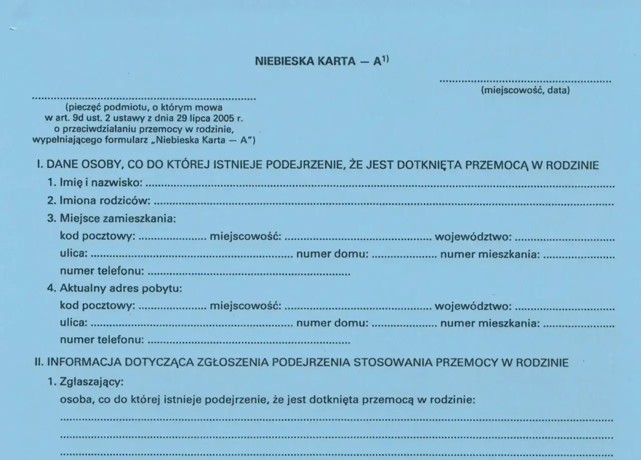 Formularz Niebieska Karta - A, służący do zgłaszania podejrzenia przemocy domowej w rodzinie. Zawiera dane osoby dotkniętej przemocą.