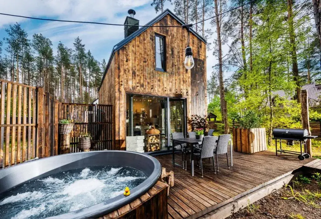 nowoczesne domki nad jeziorem z jacuzzi