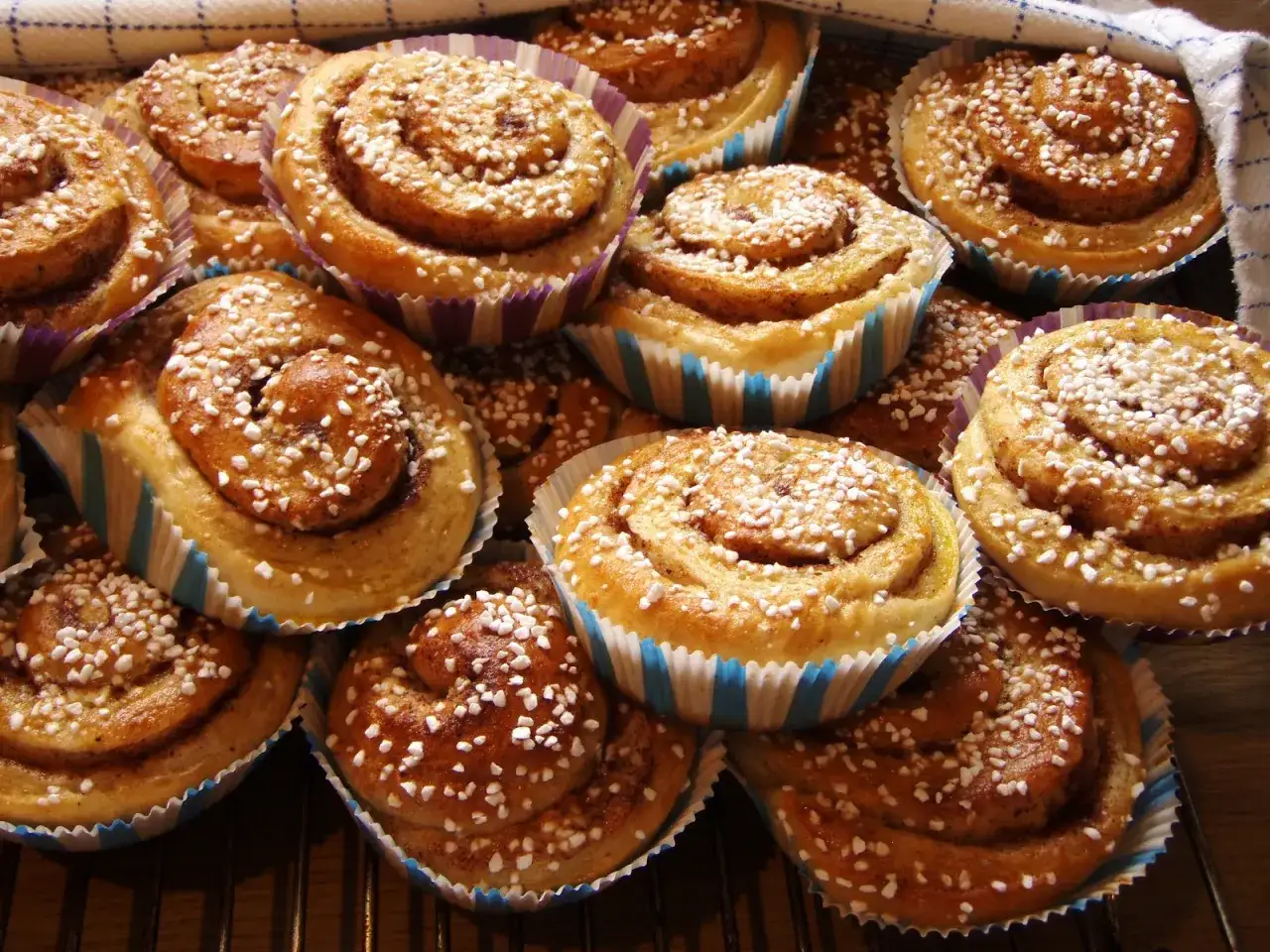 En h&ouml;g med nybakade kanelbullar, redo att &auml;tas. Perfekt f&ouml;r att frysa bulldeg och ha till fikat.